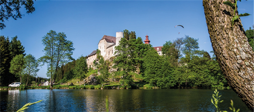 Schlossteich mit Schloss Waldenfels im Hintergrund